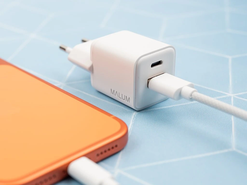 MALUM napájecí adaptér GaN 30W v detailu